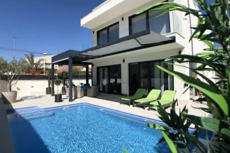House 4 bedrooms, with pool