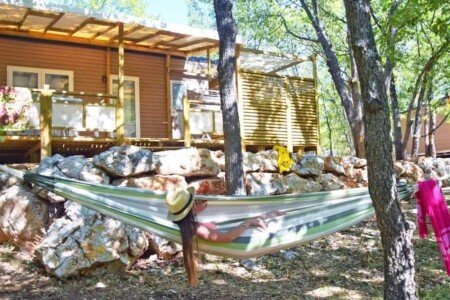 Camping / Mobil Home authentique, 3 chambres, avec climatisation