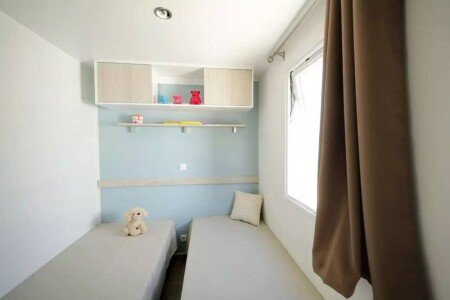 Camping / Mobil Home authentique, 4 chambres, avec climatisation