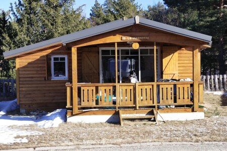 Chalet en bois 2 chambres, avec piscine