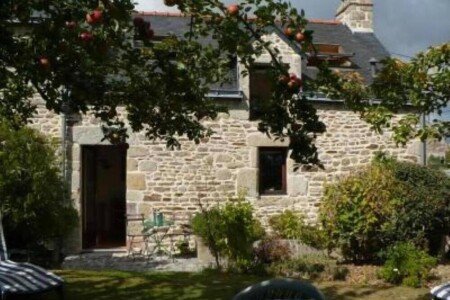 Maison en pierre tout confort, 2 chambres, avec salle de sport