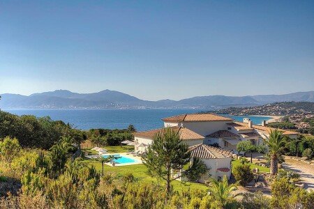 Villa d'architecte dans un cadre idyllique, 5 chambres, avec piscine