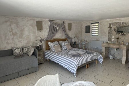 Bed and breakfast 1 bedroom, with pool