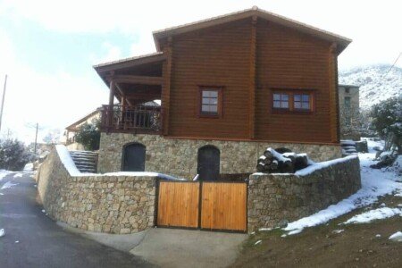 Chalet en rondin tout confort, 4 chambres, avec piscine
