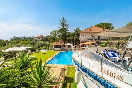 Boat 2 bedrooms, with pool