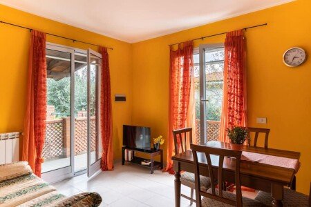 Casa 2 camere, con giardino