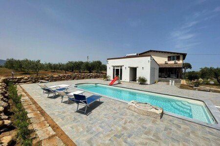 Bed and breakfast 5 camere, con piscina