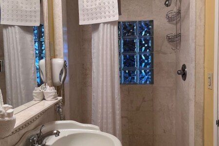 Bed and breakfast 1 bedroom, with pool