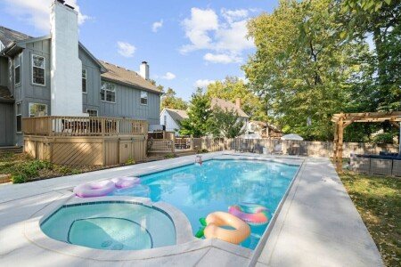 House 14 guests, with jacuzzi