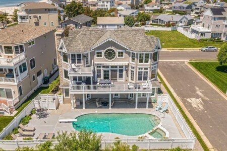 House 8 bedrooms, with pool