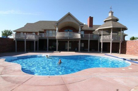 House 7 bedrooms, with pool